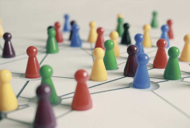 Netzwerk-Darstellung mit Spielfiguren.